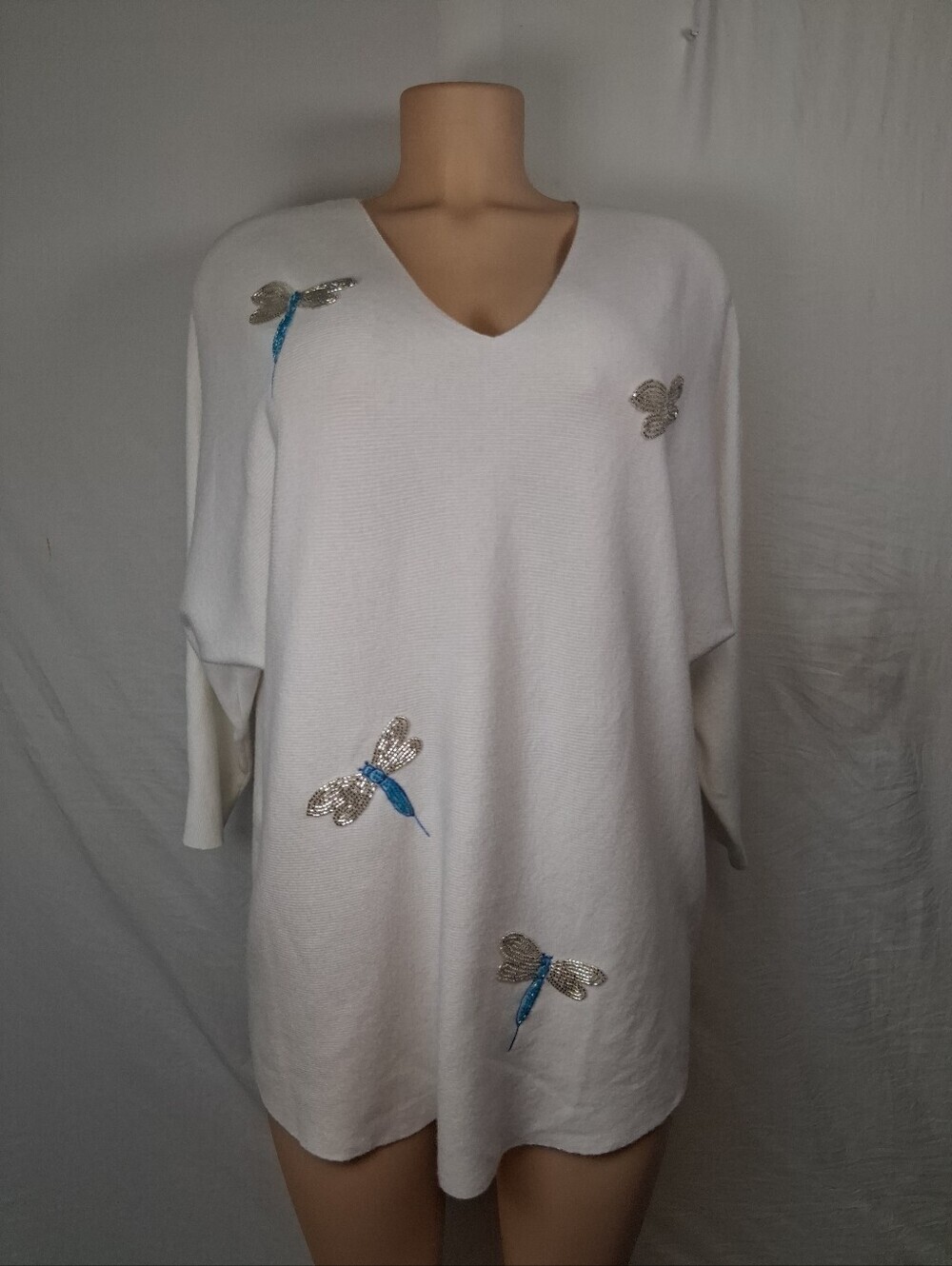 Liv Milano White V-Neck Sweater with Beaded Dragonfly Embellishments Size 1X - Picture 13 of 17